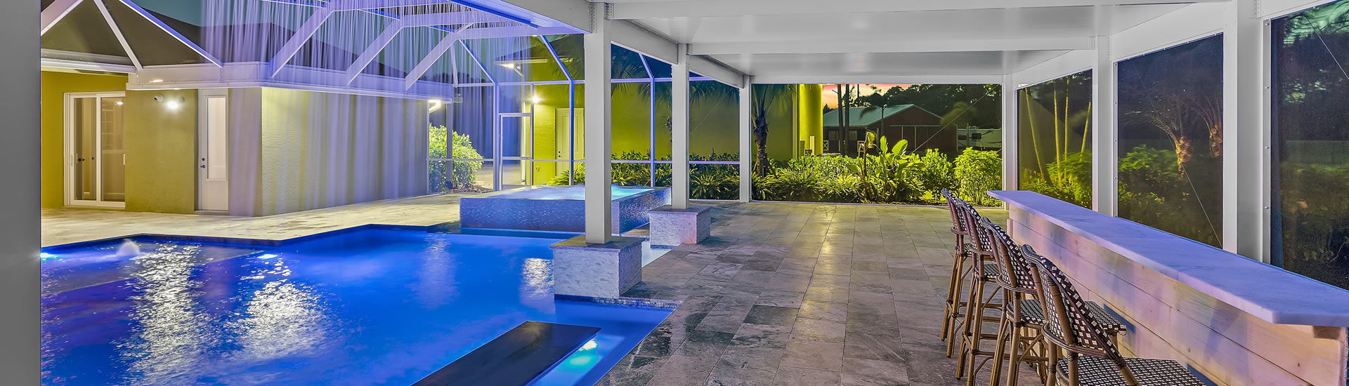 Swimming pool under an openwork steel structure